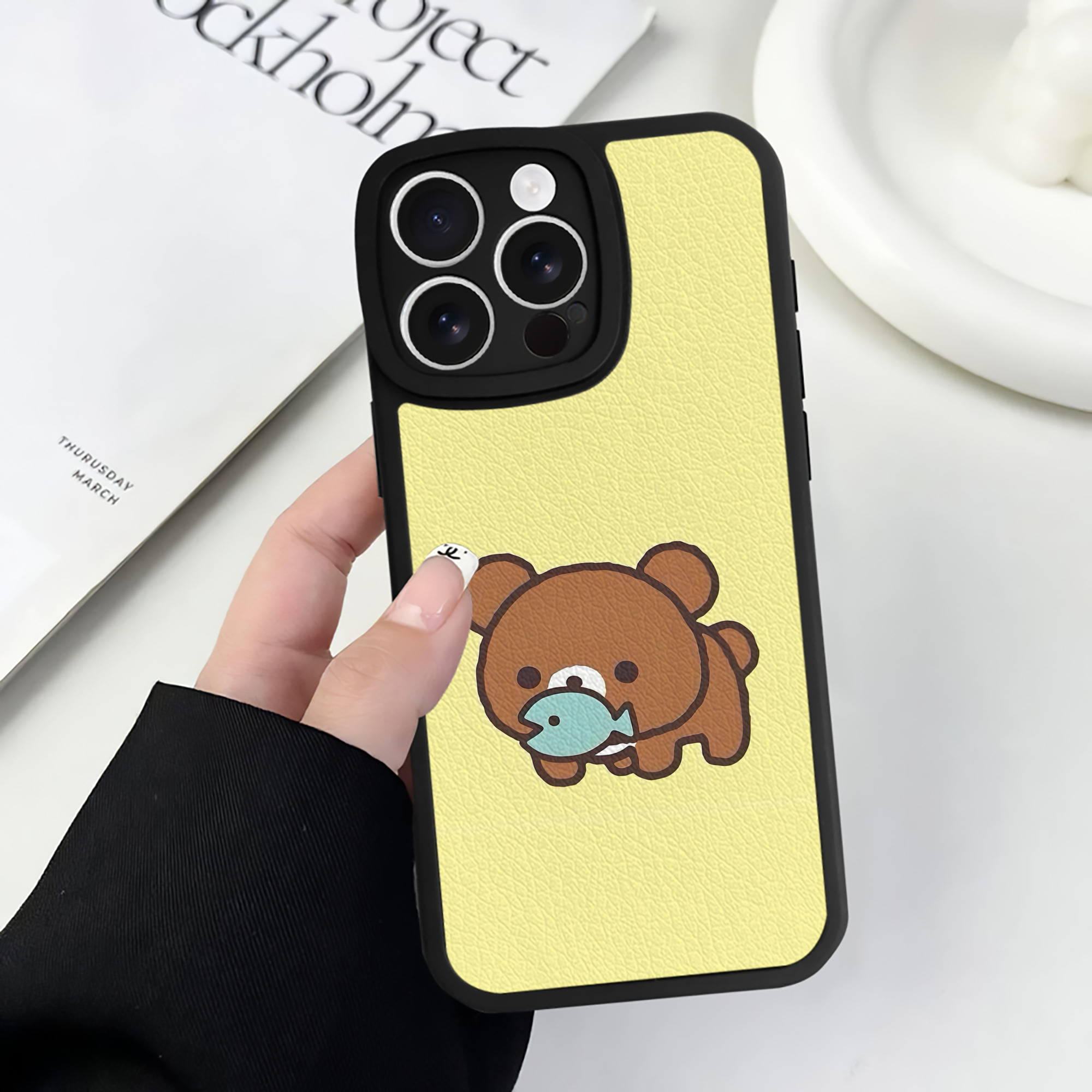 （画像用） リラックマ リラックマ キイロイトリ Rilakkuma Korilakkuma Kiiroitori 【iPhone 16シリーズ対応】シリコンスマホケース（レザー調） 材質：シリコン